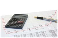 Инвестиционный меморандум, калькулятор, график и ручка.
